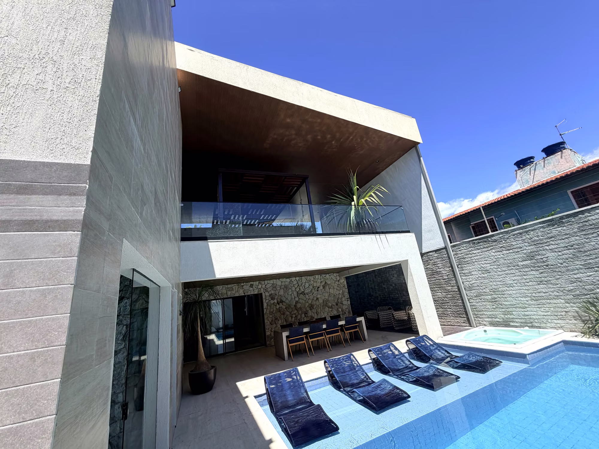 Piscina e arquitetura contemporânea da Mansão Beach