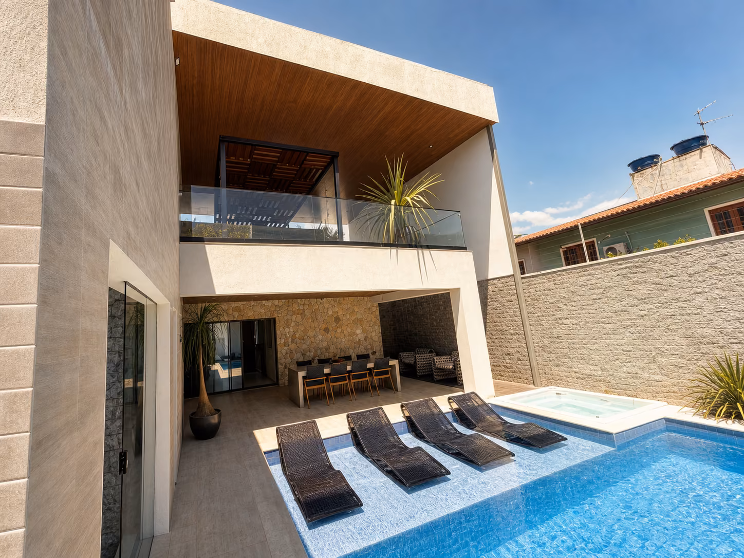 Piscina e arquitetura contemporânea da Mansão Beach