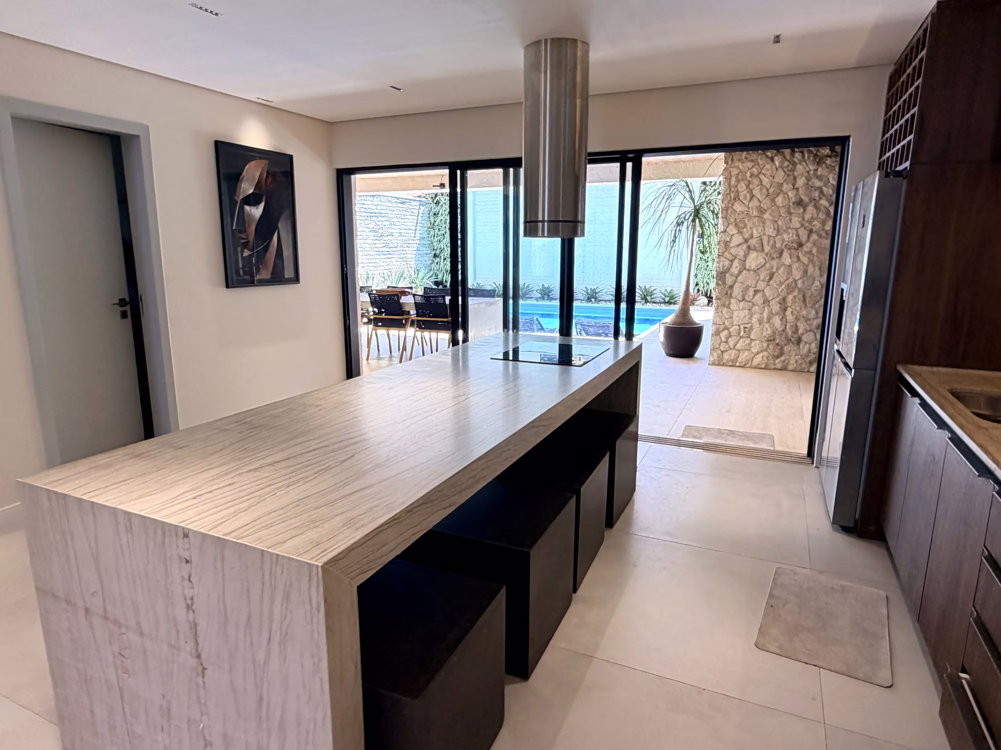 Sala integrada à cozinha da Mansão Beach