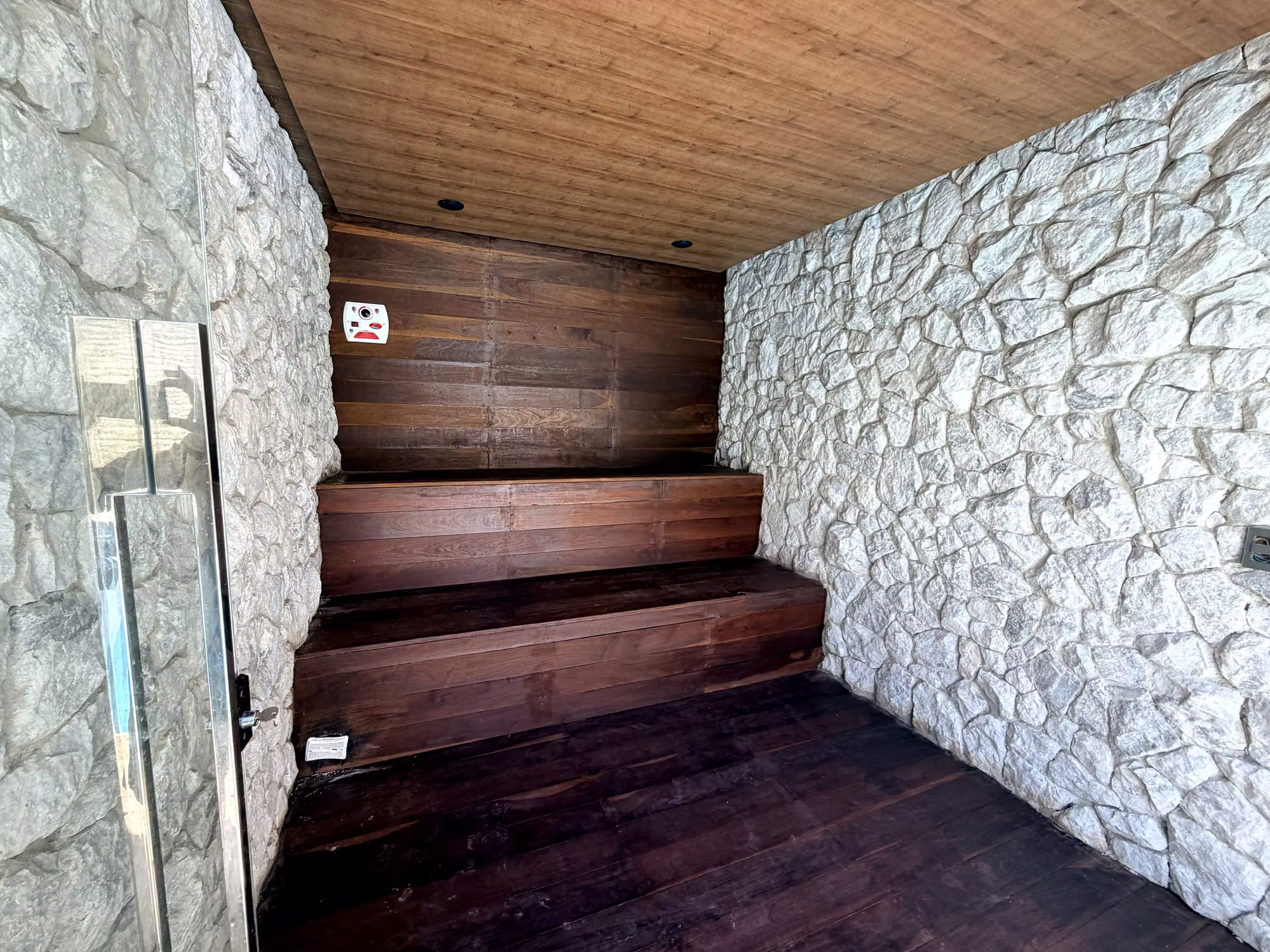Sauna revestida em madeira